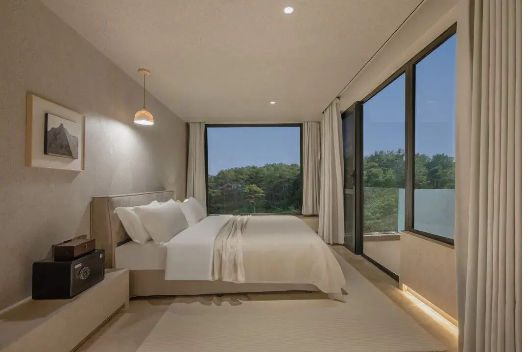 Cubrecamas, minibar con artículos gratuitos y escritorio 