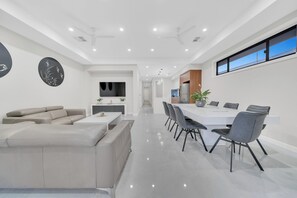 Living area - Luxury on Leeds (Northfield)