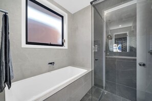 Shower, hair dryer, towels, soap - Luxury on Leeds (Northfield)