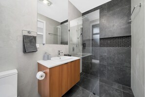 Een douche, een haardroger, handdoeken, zeep