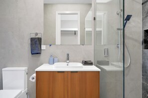 Een douche, een haardroger, handdoeken, zeep