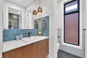 Een douche, een haardroger, handdoeken, zeep