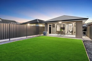 Exterior - Luxury on Leeds (Northfield)