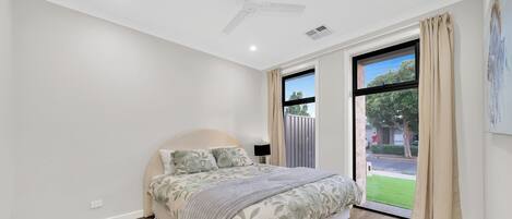 3 slaapkamers, een strijkplank/strijkijzer, gratis wifi, beddengoed