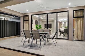 Dining - Luxury on Leeds (Northfield)