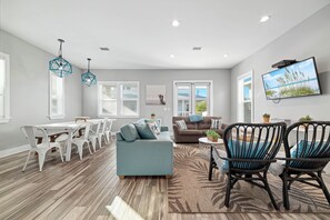 Smart TV - 2 Minute Walk To Beach, Gorgeous Pool, Private Balcony, 3BR East Point Cottage (Gulf Shores)
