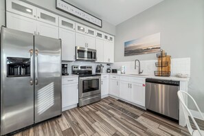 Coffee/tea maker, fridge, microwave, oven - 2 Minute Walk To Beach, Gorgeous Pool, Private Balcony, 3BR East Point Cottage (Gulf Shores)