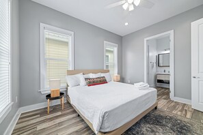 3 bedrooms, iron/ironing board, travel cot, free WiFi - 2 Minute Walk To Beach, Gorgeous Pool, Private Balcony, 3BR East Point Cottage (Gulf Shores)