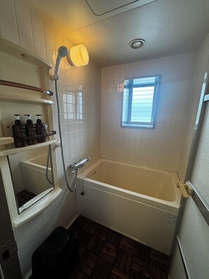 ヘアドライヤー、タオル、石鹸、トイレットペーパー