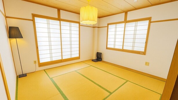 A traditional Japanese room with tatami flooring, sliding doors, and a hanging light fixture. - Lake View Entire House｜Relaxing Private Stay in Nature (Minamikomatsu, Otsu City)