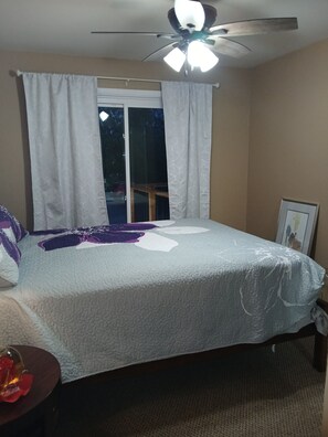 Tabla de planchar con plancha, wifi y ropa de cama 