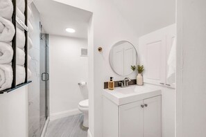 Suihku, hiustenkuivaaja, pyyhkeet