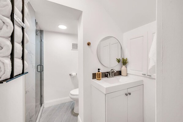 シャワー、ヘアドライヤー、タオル