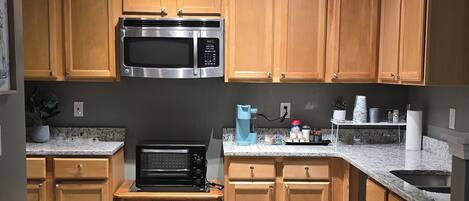 Een microgolfoven, een oven