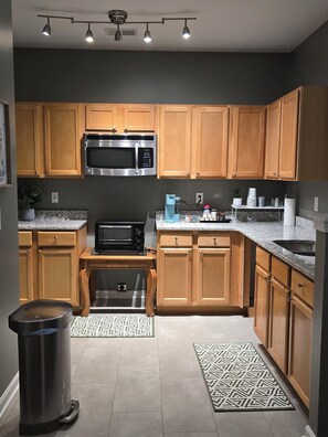 Microwave, oven - Entire Home. 1BR Atlanta Luxury Retreat  Private Suite Minutes from ATL Airport. (Atlanta)