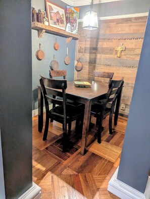 Dining - Serene 3-bedroom house with AC in charming Eclectic (Eclectic)