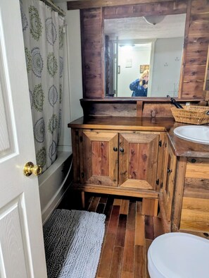 Shower, hair dryer, towels, soap - Serene 3-bedroom house with AC in charming Eclectic (Eclectic)