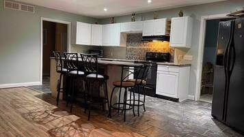 Microondas, horno, placa de cocina y lavavajillas