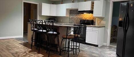 Mikrobølgeovn, ovn, kokeplater og oppvaskmaskin