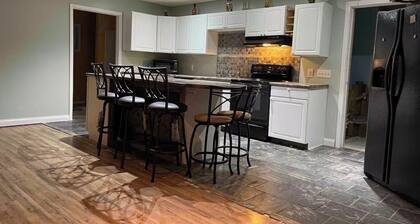 8 miles From IU Campus: Country & Quiet 2-BR apt in charming Ellettsville