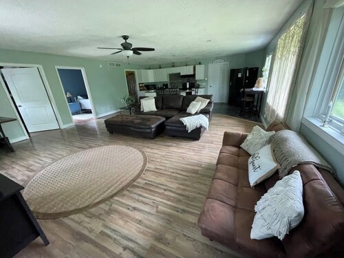 8 miles From IU Campus: Country & Quiet  2-BR apt  in charming Ellettsville