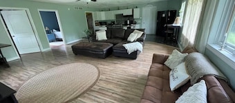 8 miles From IU Campus: Country & Quiet 2-BR apt in charming Ellettsville