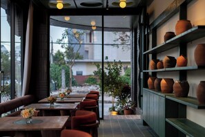 Lobby sitting area - Olwen Boutique Hotel (Ngu Hanh Son Ward)