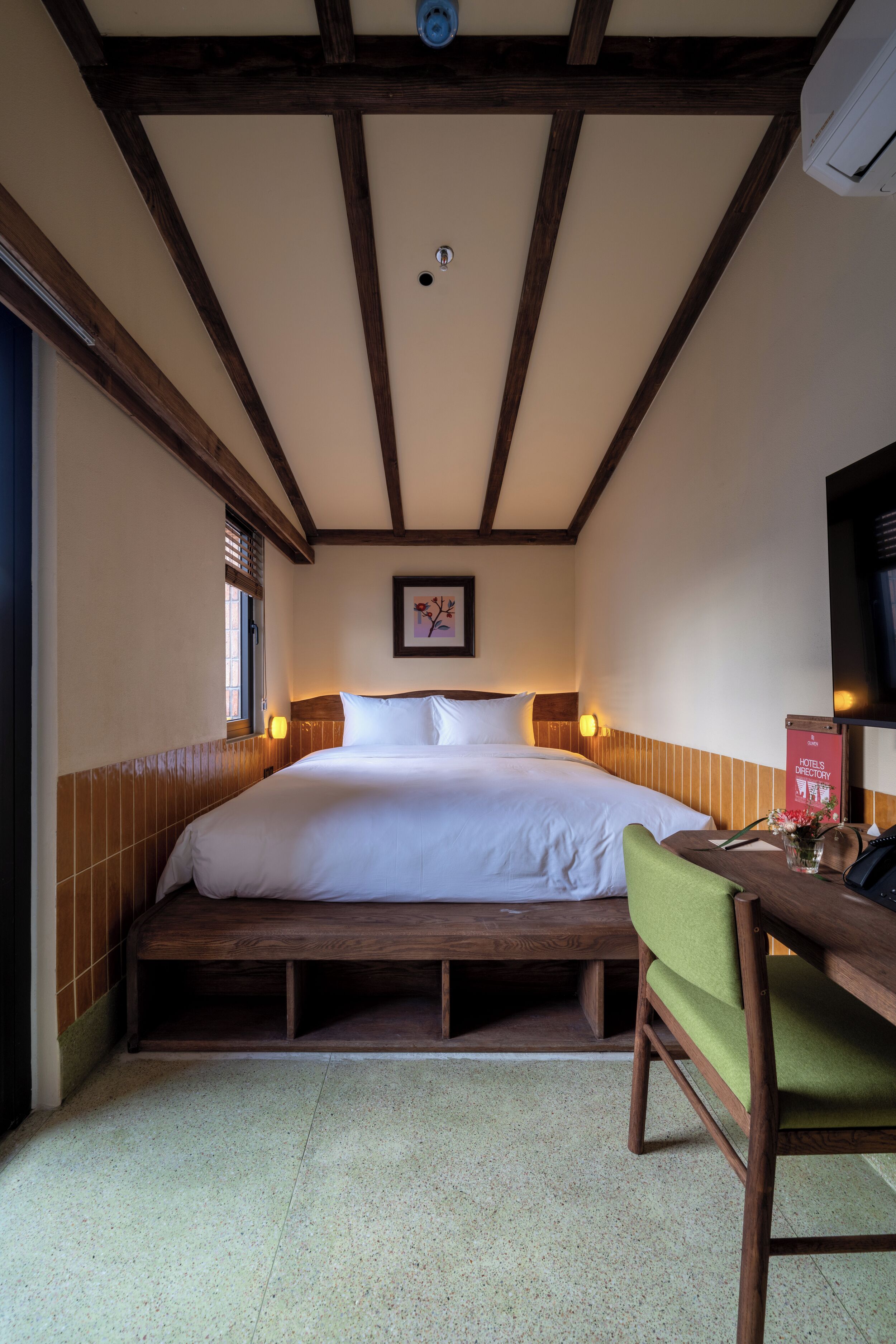 Caja de seguridad en la habitación y escritorio 