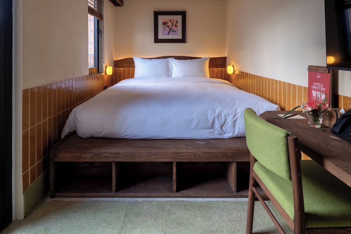 Caja de seguridad en la habitación y escritorio