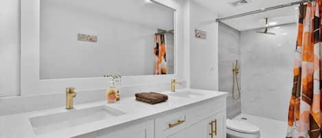 Chambre Deluxe | Salle de bain | Articles de toilette gratuits, sĂšche-cheveux, serviettes fournies, savon