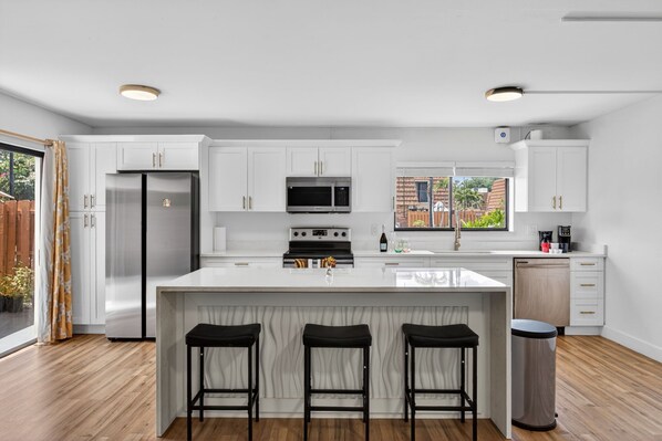 Deluxe Room | Private kitchen | Stovetop, blender, freezer