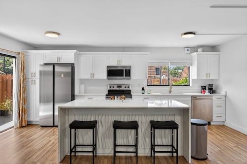 Bright & Cozy Townhome · Pool & Near Downtown