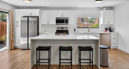 Bright & Cozy Townhome · Pool & Near Downtown