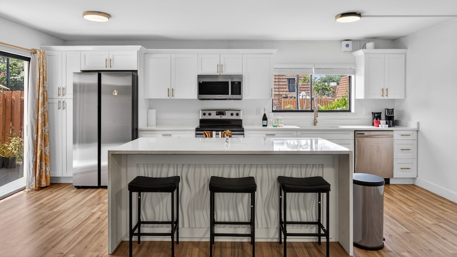 Bright & Cozy Townhome · Pool & Near Downtown
