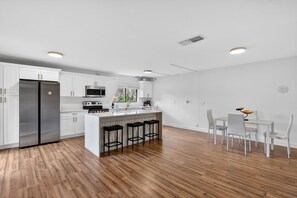 Dining room - Bright & Cozy Townhome · Pool & Near Downtown (Fort Myers)