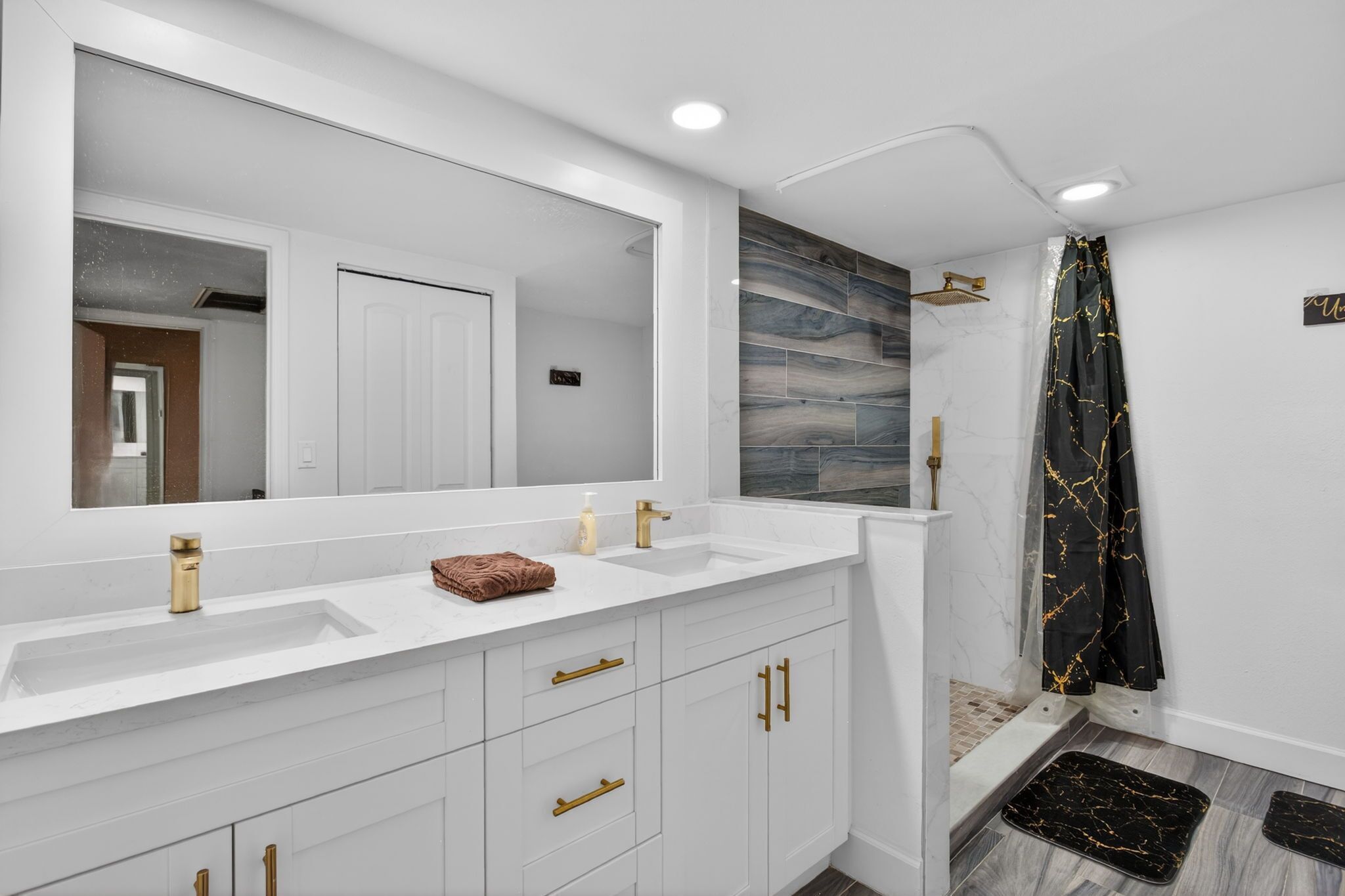 Habitación Deluxe | Baño | Amenidades de baño gratuitas, secadora de cabello, toallas, jabón 