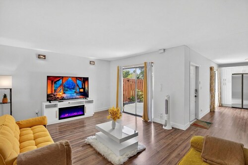Bright & Cozy Townhome · Pool & Near Downtown