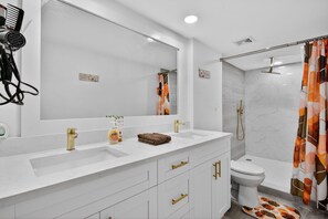 Habitación Deluxe | Baño | Artículos de higiene personal gratuitos, secador de pelo y toallas