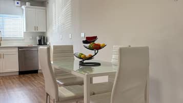 Deluxe-Zimmer | Essbereich im Zimmer