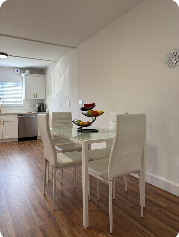 Deluxe Room | In-room dining - Poolside 2BR/2.5BA Near Downtown Fort Myers (Fort Myers)