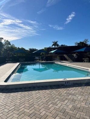Una piscina al aire libre