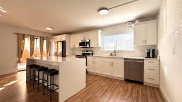 Deluxe Room | Private kitchen