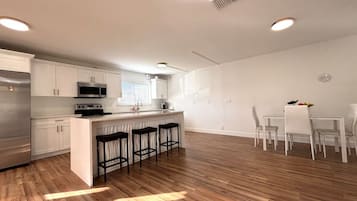 Deluxe Room | Private kitchen