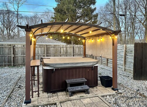 Hot tub getaway quiet 2bdrm home in N. Broad Ripple