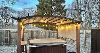 Hot tub getaway quiet 2bdrm home in N. Broad Ripple