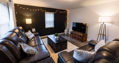 Hot tub getaway quiet 2bdrm home in N. Broad Ripple