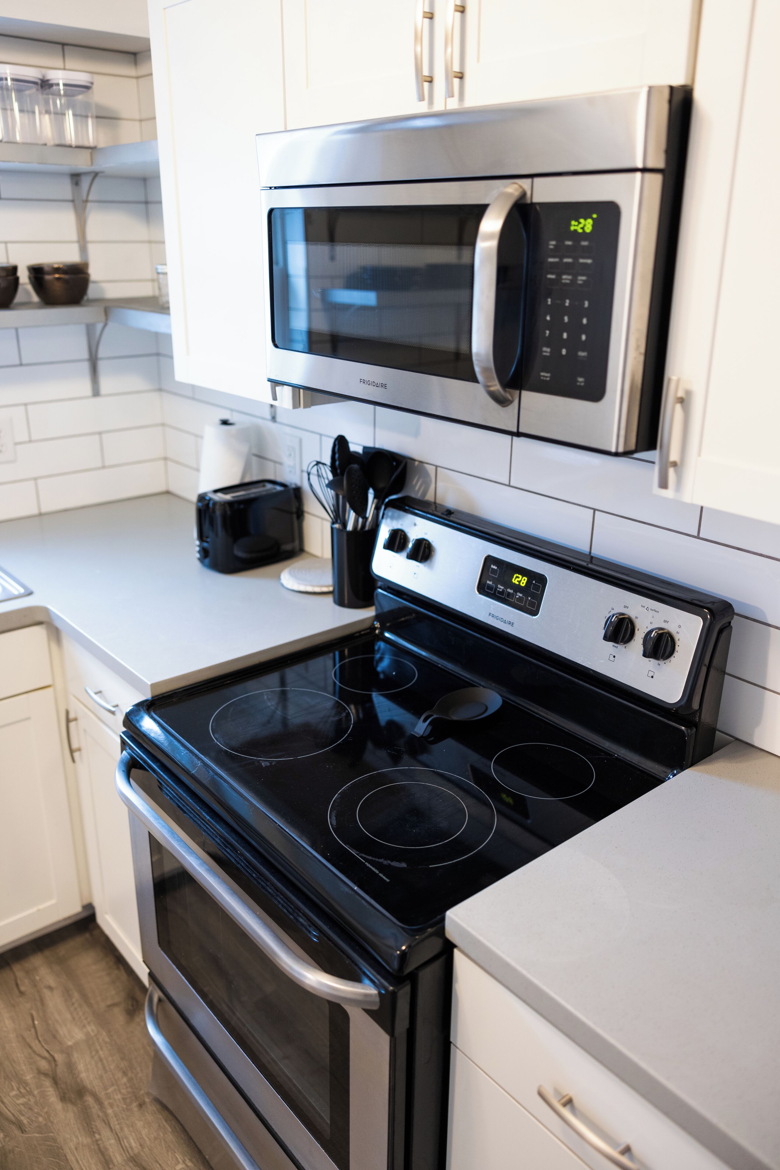 Mikrowelle, Ofen, Herdplatte, Geschirrspüler