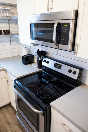 Mikrowelle, Ofen, Herdplatte, Geschirrspüler