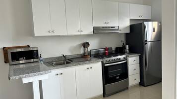 Microondas, horno y parrilla de estufa