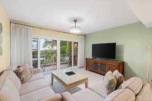 Deluxe Condo, 2 Bedrooms, Partial Ocean View | Ruang tamu | 55 inci sebuah televisyen pintar dengan digital, Netflix 